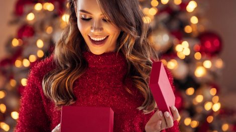 lány ül egy hangulatos környezetben a karácsonyfa közelében