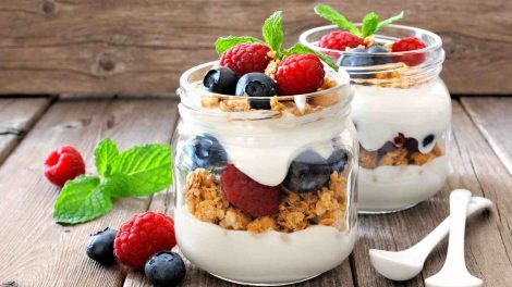 joghurt áfonyával és málnával üvegben