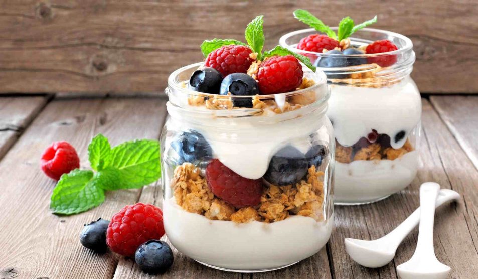 joghurt áfonyával és málnával üvegben