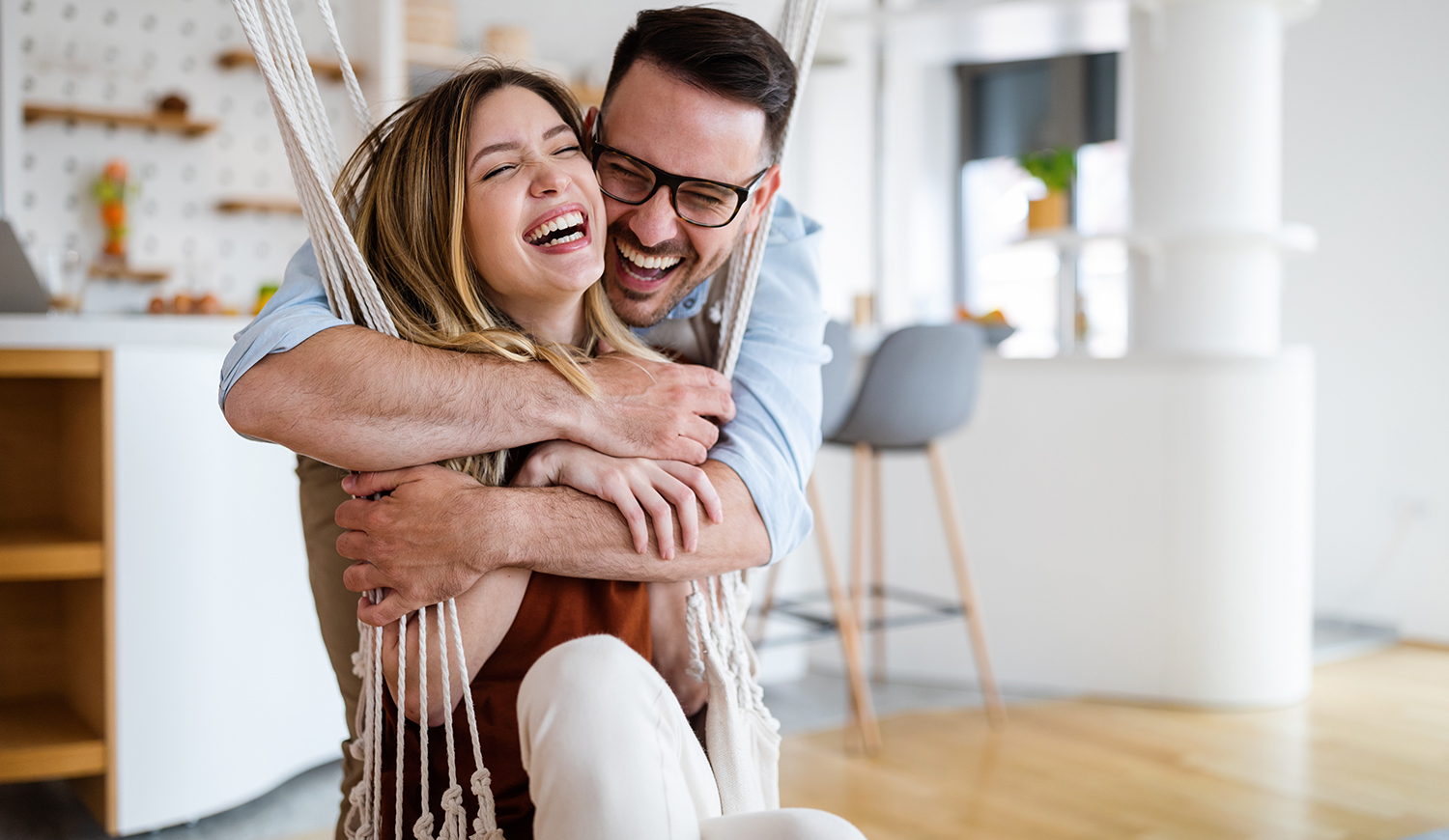 szerelmes pár szórakozik, ölelkezik és mosolyog együtt