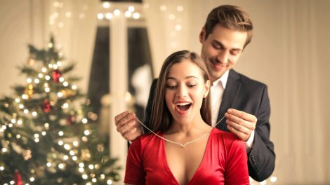 nő karácsonyi ajándékot kap a férfitól