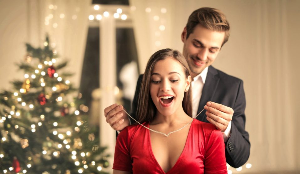 nő karácsonyi ajándékot kap a férfitól