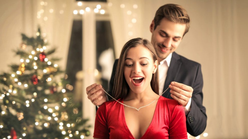nő karácsonyi ajándékot kap a férfitól