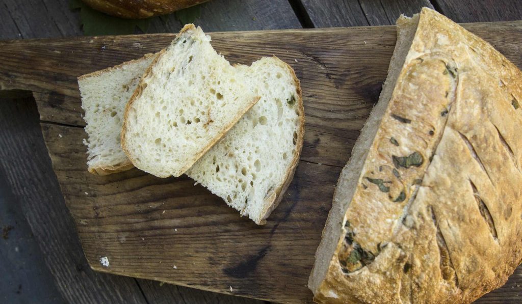 kenyér vágódeszkán