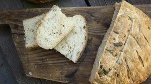 kenyér vágódeszkán