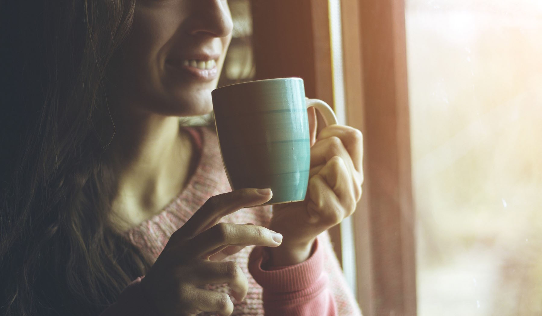 Nő bögréből iszik kávét