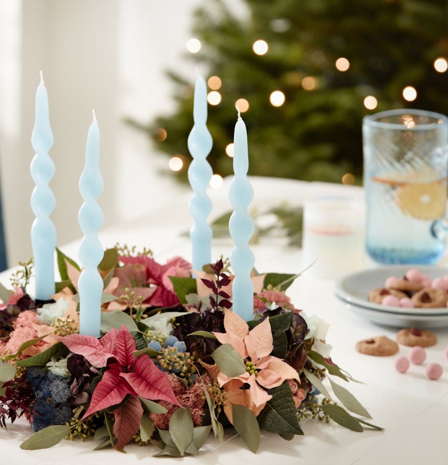 adventi koszorú mikulásvirág díszel