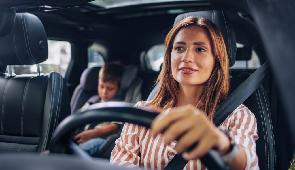 legbiztonságosabb hely az autóban anyuka kisfiával kocsikázik