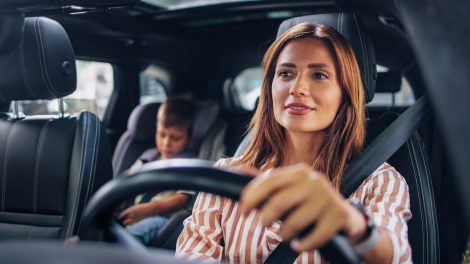 legbiztonságosabb hely az autóban anyuka kisfiával kocsikázik