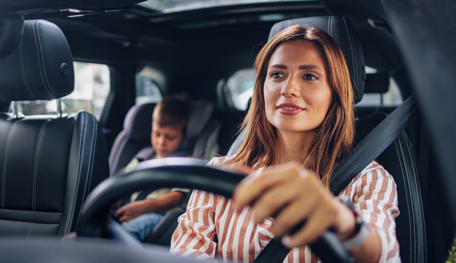 legbiztonságosabb hely az autóban anyuka kisfiával kocsikázik