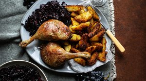 sült libacomb BBQ lilakáposztával, házi steak burgonyával