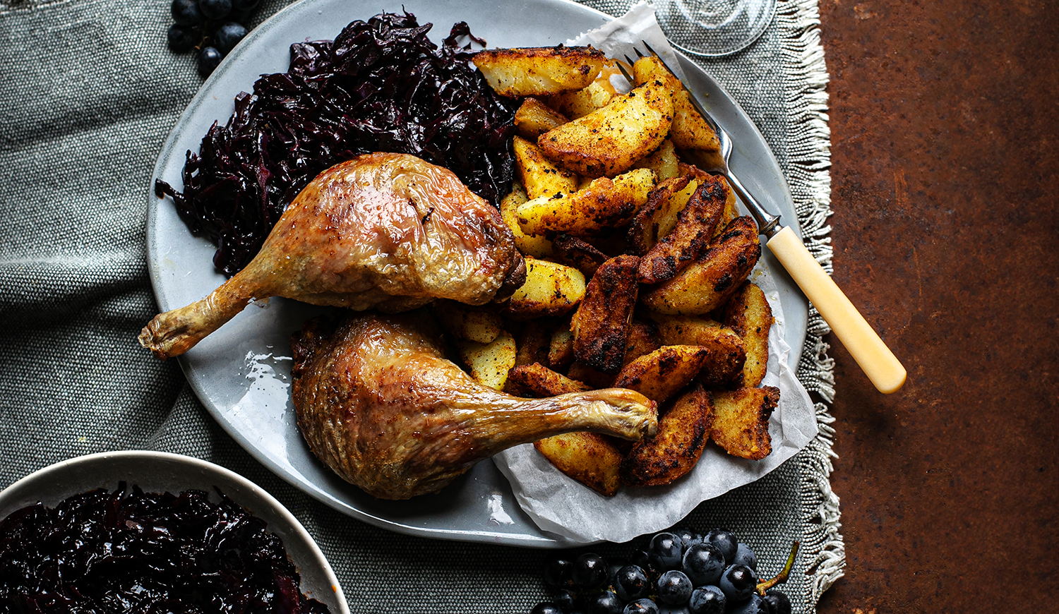 sült libacomb BBQ lilakáposztával, házi steak burgonyával