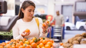 jó mandarint váéaszt egy fiatal nő a boltban