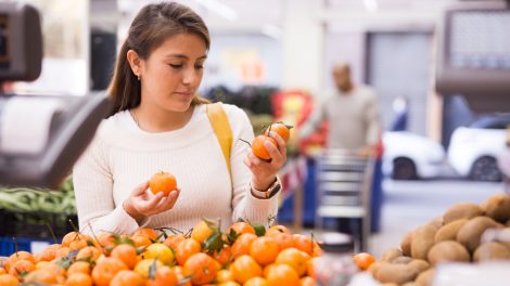 jó mandarint váéaszt egy fiatal nő a boltban