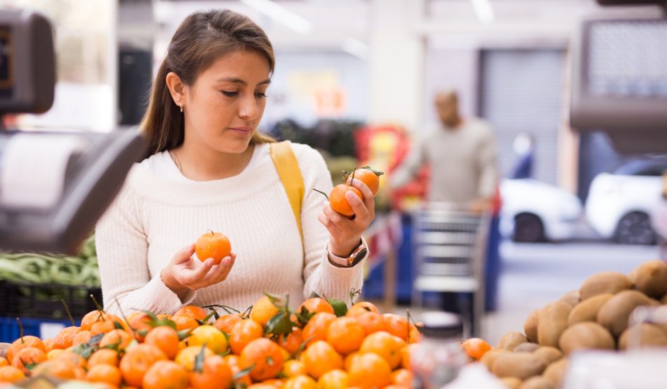 jó mandarint váéaszt egy fiatal nő a boltban