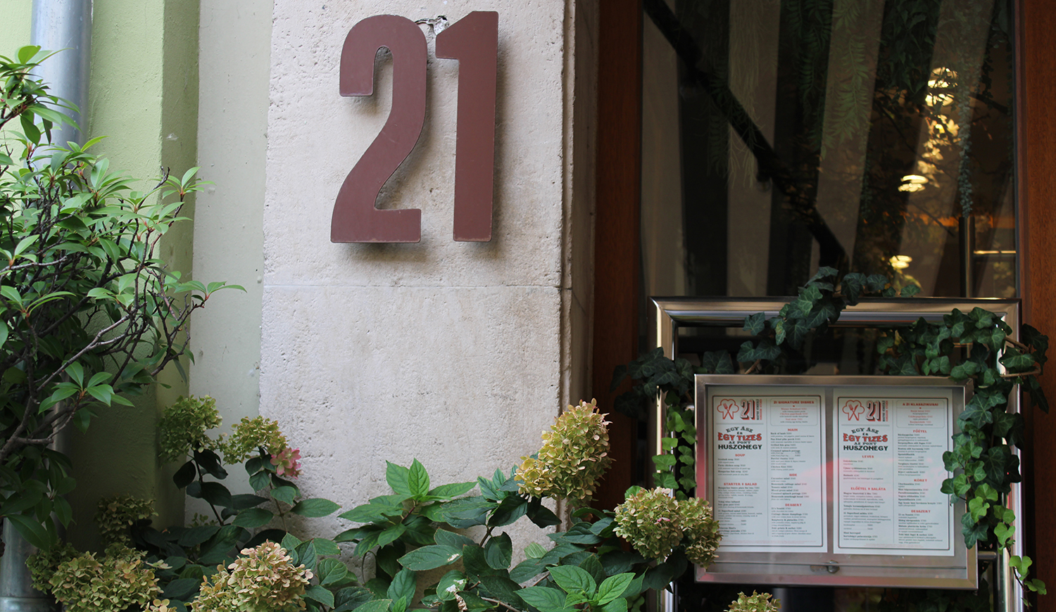 Medvepörköltöt kínáló étterem