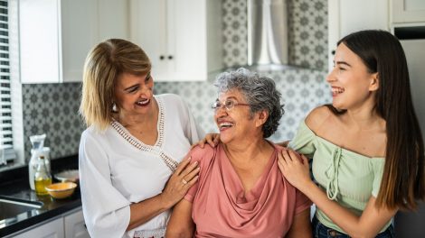 nagymama anyuka és unoka a konyhában boldogan