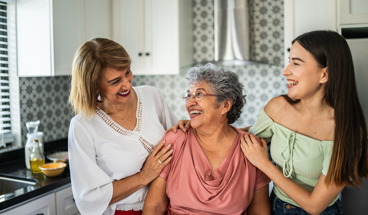 nagymama anyuka és unoka a konyhában boldogan