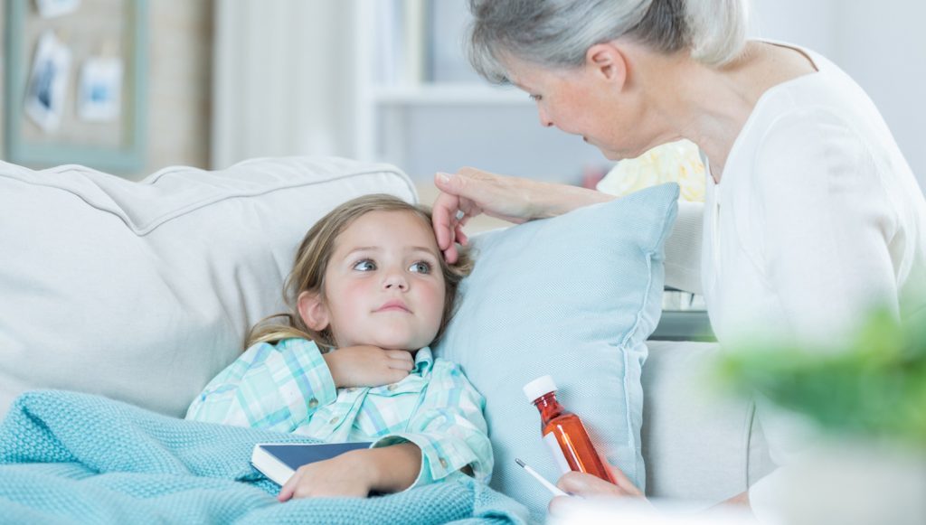 nagymama a beteg unokáját gyógyítja köhögés elleni sziruppal
