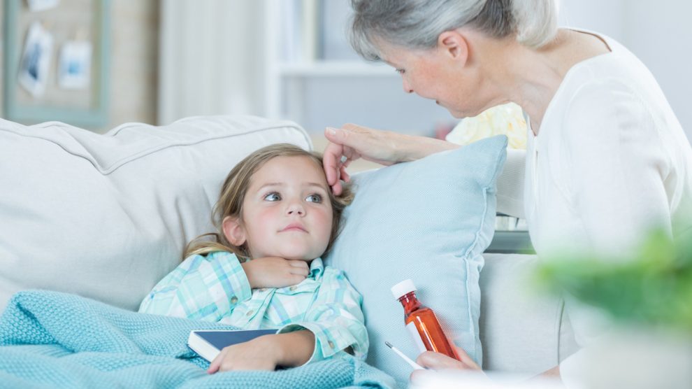 nagymama a beteg unokáját gyógyítja köhögés elleni sziruppal