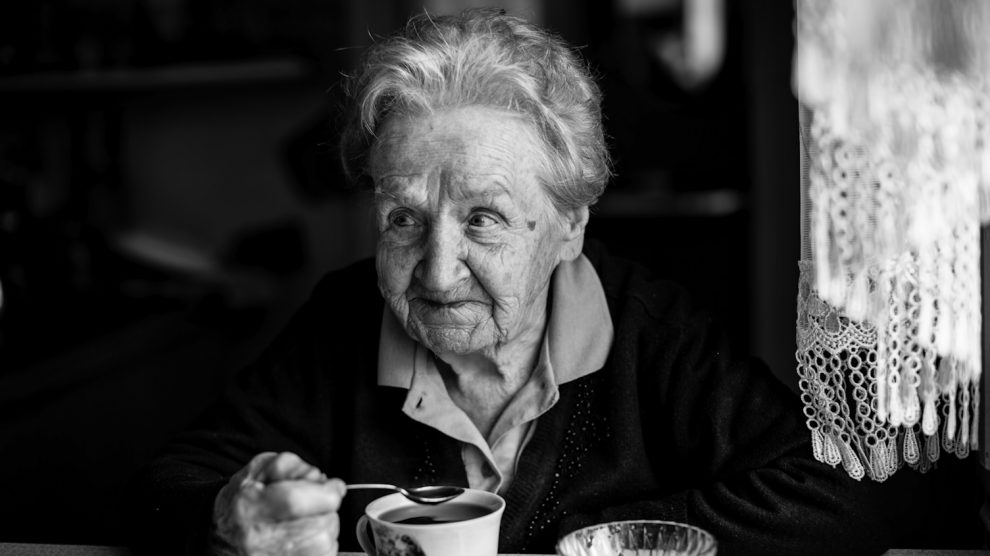 idős nagymama a konyhában teát szürcsölget