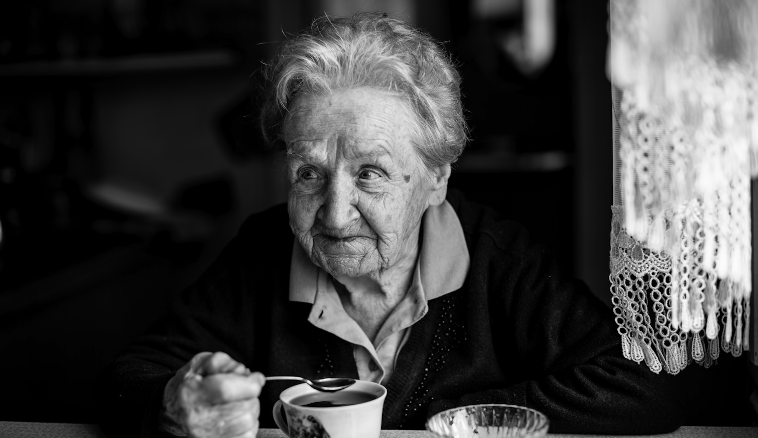 idős nagymama a konyhában teát szürcsölget