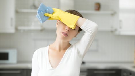 egy nő elfáradt a takarításban