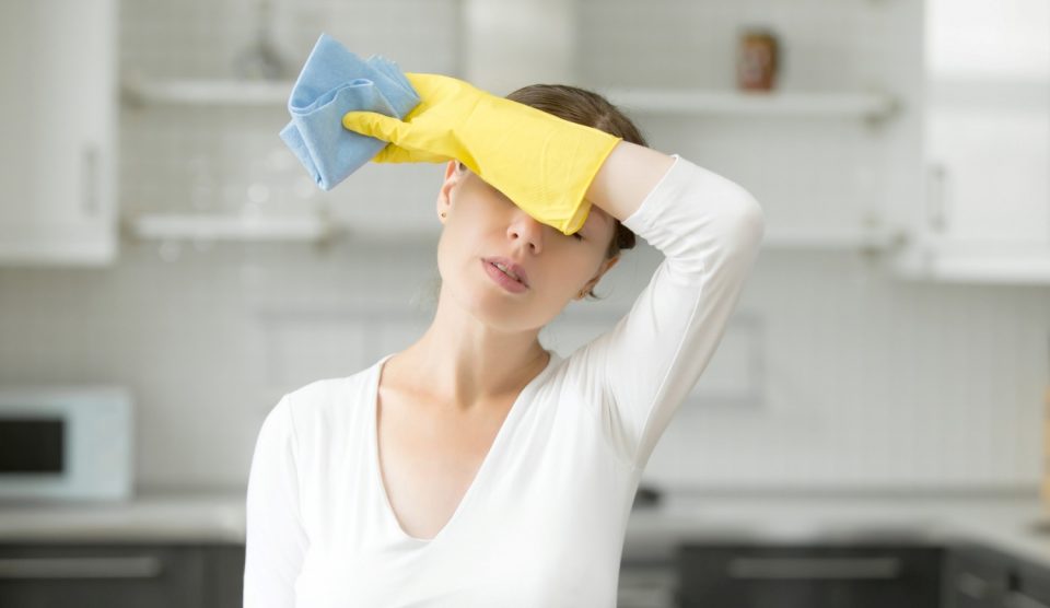 egy nő elfáradt a takarításban