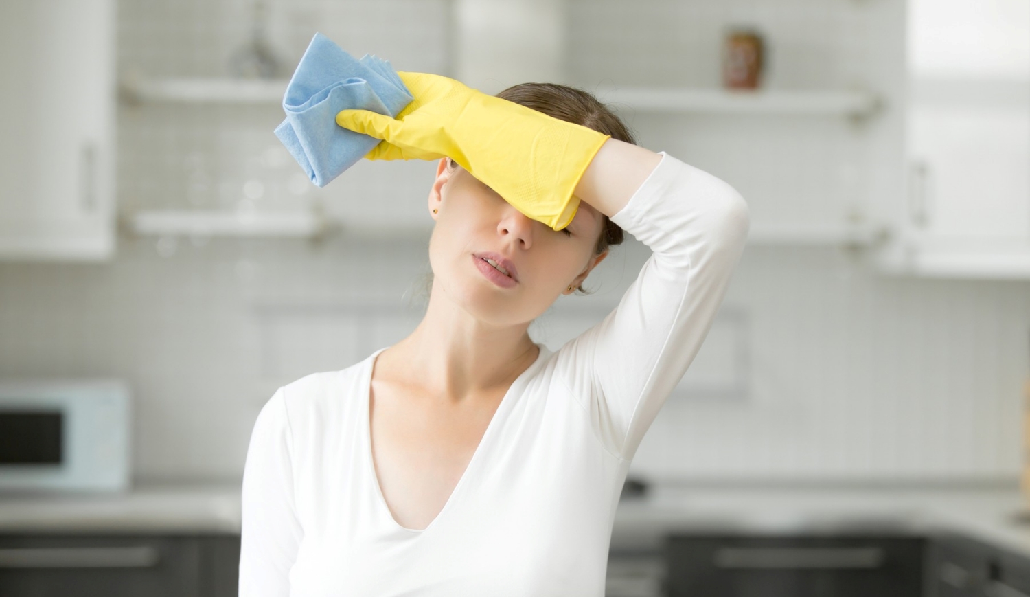 egy nő elfáradt a takarításban