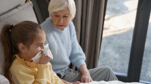 nagymama a náthás unokáját ápolja ánizsos teával