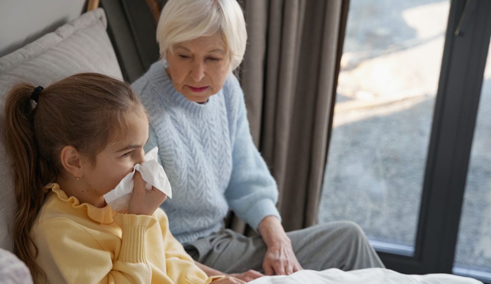 nagymama a náthás unokáját ápolja ánizsos teával