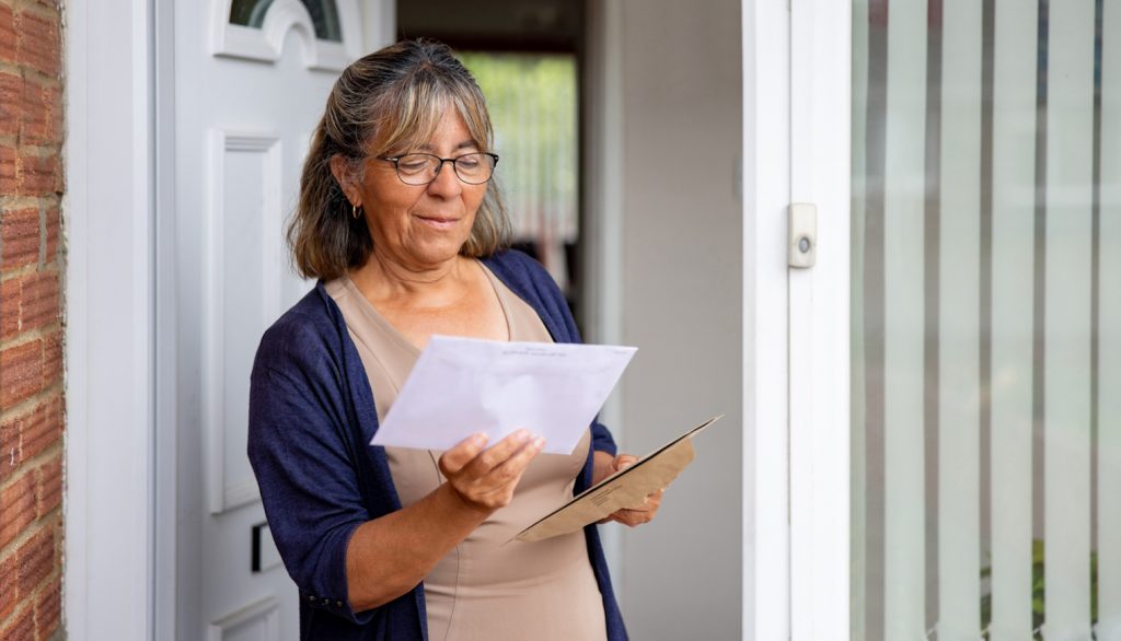 decemberben háromszor jön a nyugdíj idős nő veszi át a nyugdíját