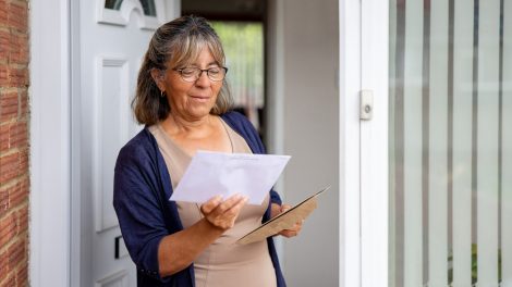 decemberben háromszor jön a nyugdíj idős nő veszi át a nyugdíját