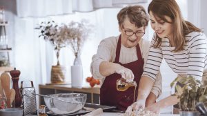 nagymama és lánya főznek a konyhában olaj megavasodik