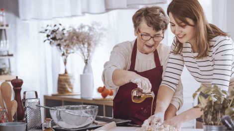 nagymama és lánya főznek a konyhában olaj megavasodik