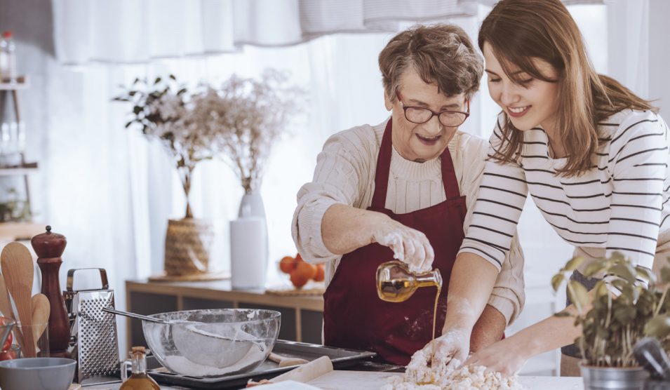 nagymama és lánya főznek a konyhában olaj megavasodik