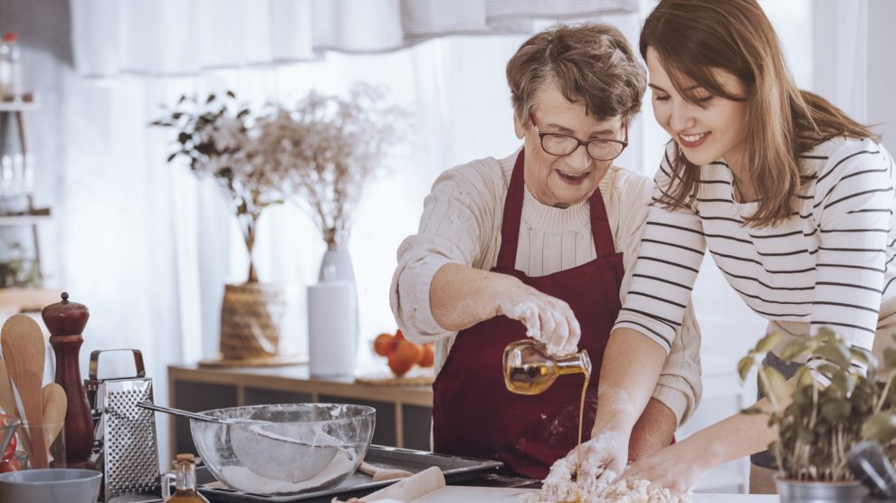 nagymama és lánya főznek a konyhában olaj megavasodik