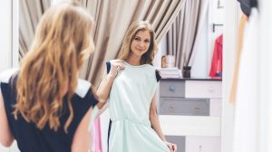 Egy nő ruhákat próbálgat