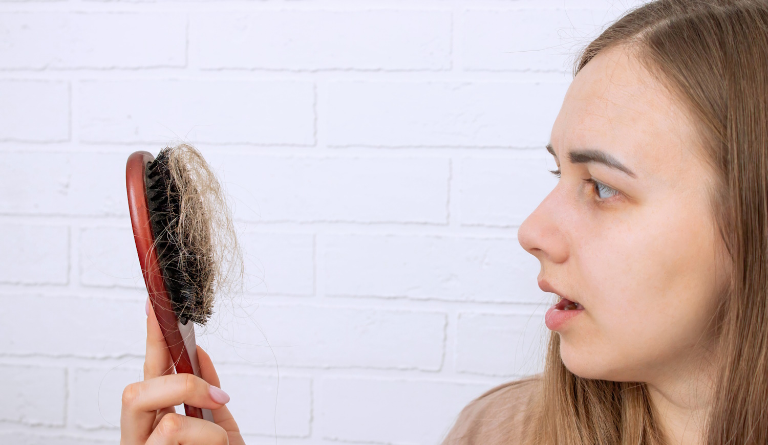 őszi hajhullás sok haja hullott ki a nőnek fésülködés közben