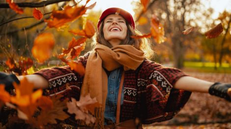 őszi vitaminpótlás természetesen boldog nő az erdőben
