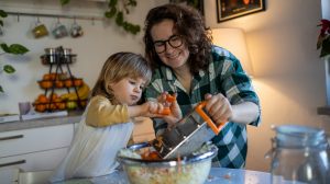 őszi immunerősítőnek savanyú káposztát készít anya és fia