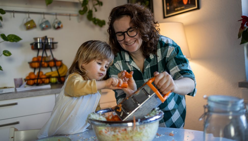 őszi immunerősítőnek savanyú káposztát készít anya és fia