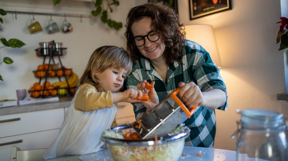 őszi immunerősítőnek savanyú káposztát készít anya és fia