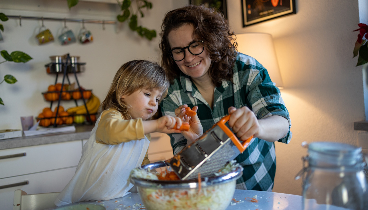 őszi immunerősítőnek savanyú káposztát készít anya és fia
