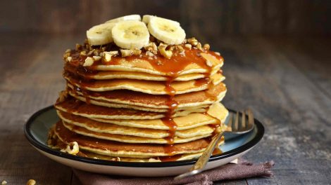 palacsinták egymásra pakolva banánnal mogyorókrémmel