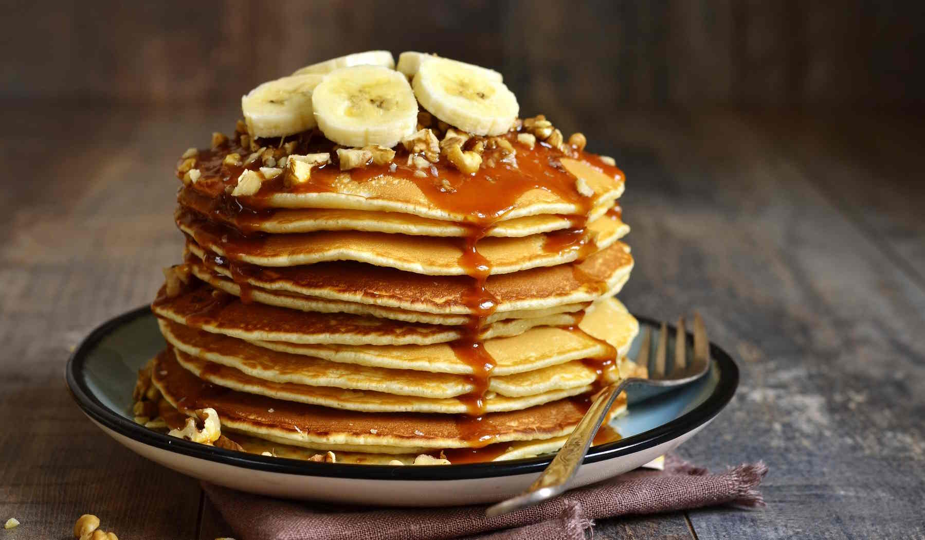 palacsinták egymásra pakolva banánnal mogyorókrémmel