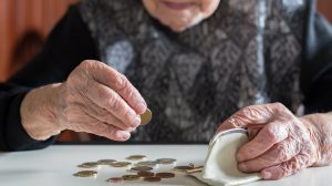 Idős hölgy számolja a pénzét