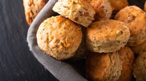 újhagymás sajtos pogácsa