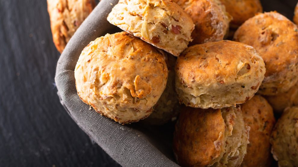 újhagymás sajtos pogácsa