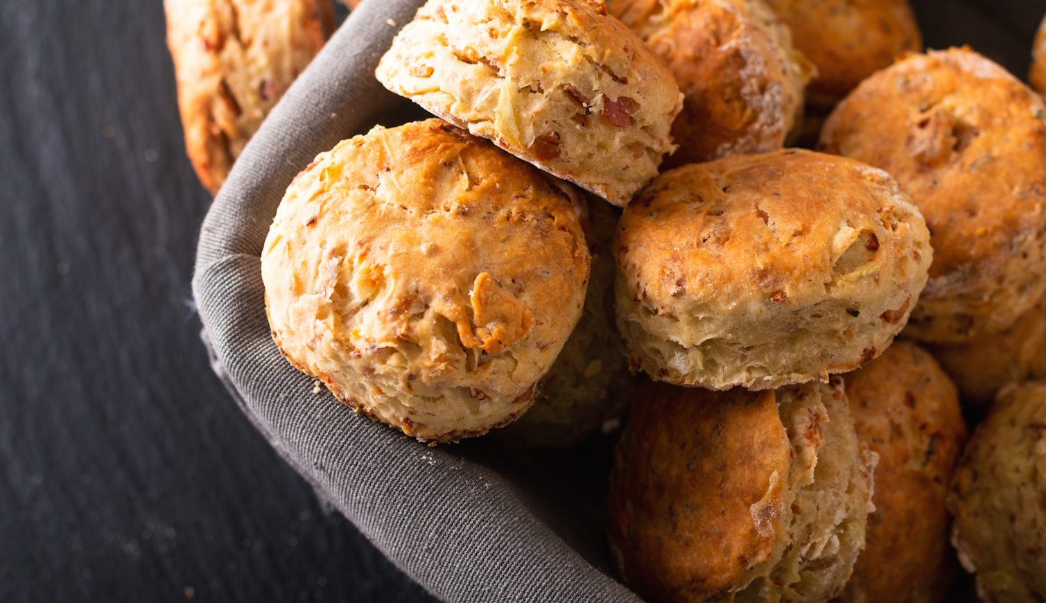 újhagymás sajtos pogácsa